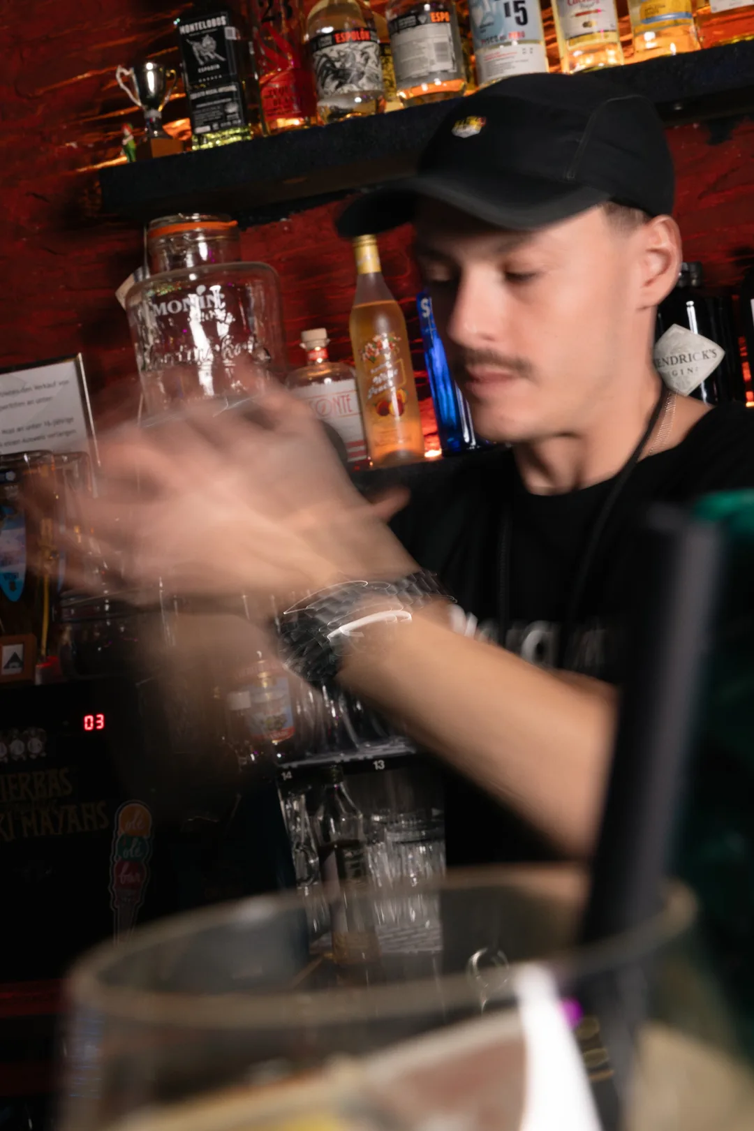 Der Barkeeper schüttelt einen Drink