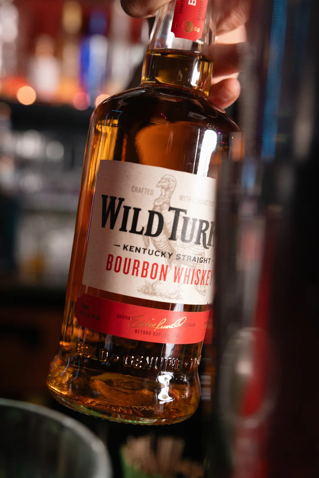 Eine Flasche Wild Turkey Bourbon wird eingeschenkt
